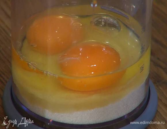Яйца с сахаром взбить блендером с насадкой-венчиком в пышную, воздушную массу, затем всыпать ваниль и перемешать.