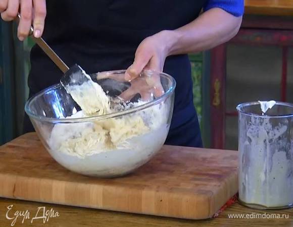 К муке с разрыхлителем и солью добавить сметану, взбитые яйца с сахаром и все перемешать.