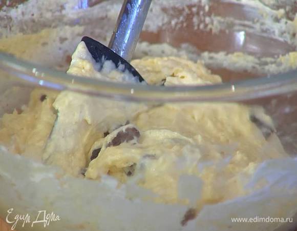 Изюм отжать, добавить в тесто и еще раз перемешать.