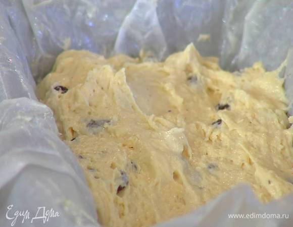 Прямоугольную форму для кекса выстелить бумагой, смазанной небольшим количеством сливочного масла, выложить тесто и разровнять его.