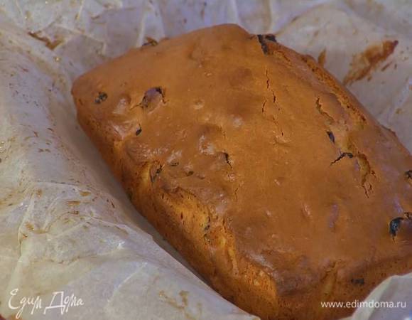 Выпекать кекс в разогретой духовке 40‒45 минут.