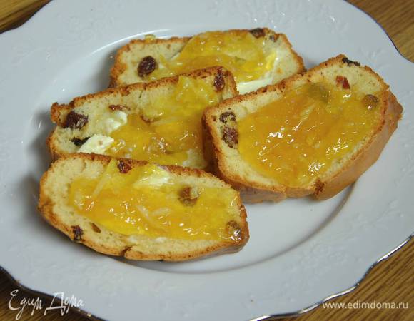 Готовый кекс разрезать на кусочки и смазать сливочным маслом и джемом.