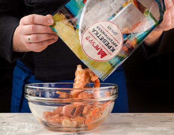 Креветку аргентинскую ТМ «Магуро» разморозьте, почистите, оставив хвосты.