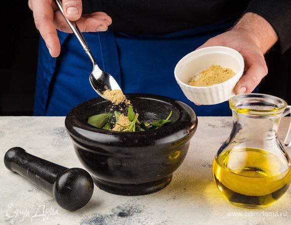 Приготовьте маринад. В ступке разотрите растопленное сливочное масло, перец, имбирь и листья базилика.