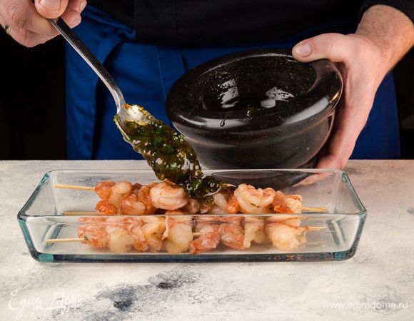 Креветки ТМ «Магуро» нанизывайте на шпажки, залейте маринадом в глубокой емкости и оставьте мариноваться на несколько часов. Периодически перемешивайте креветки, чтобы маринад равномерно пропитал их.