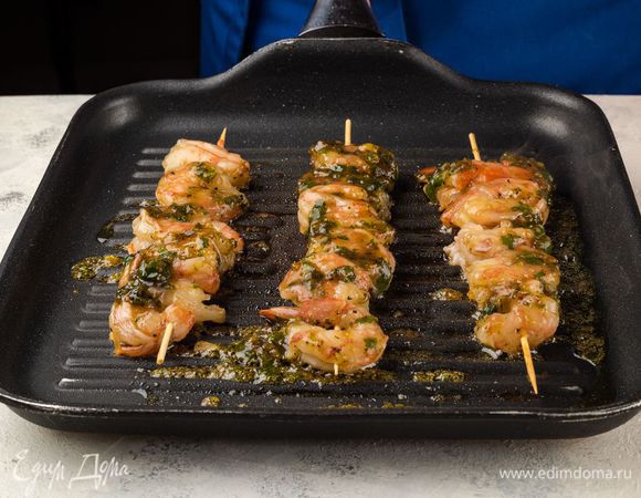 Посолите по вкусу и готовьте на сковороде-гриль несколько минут. 