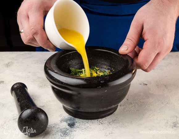 Сливочное масло растопите и добавьте в ступку. Все тщательно перемешайте, чтобы смесь была однородной, и поставьте в холодильник.