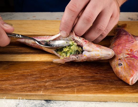 Внутрь каждой рыбы положите по 1 ч. л. зеленого масла, накройте пленкой и поместите в холодильник на 20 минут.