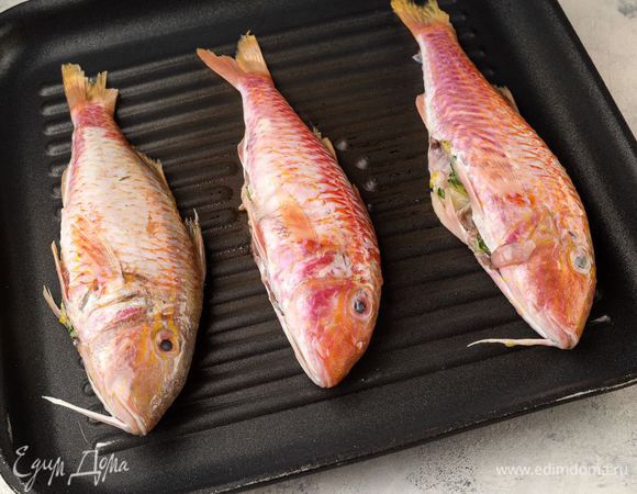 Пожарьте барабульку на гриле или сковороде-гриль в течение 10 минут.