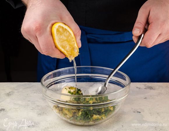 Соедините все с майонезом. Хорошо перемешайте, заправьте лимонным соком.