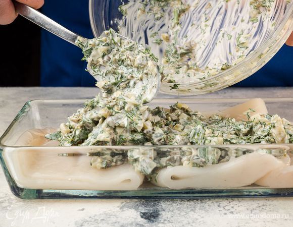 Кальмары поместите в маринад так, чтобы они были покрыты со всех сторон, и оставьте минимум на 30 минут в холодильнике.