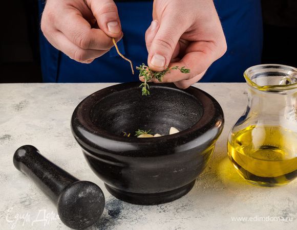 В ступке приготовьте соус. Перец чили, удалив семена, мелко нарежьте. Чеснок почистите и раздавите плоской стороной ножа, добавьте оливковое масло, перец чили, листья тимьяна, соль. Все разотрите.
