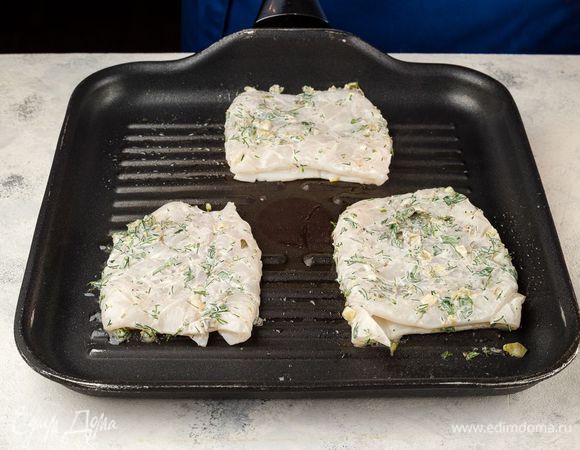 Пожарьте кальмары на разогретой сковороде-гриль по 1–2 минуты с каждой стороны.