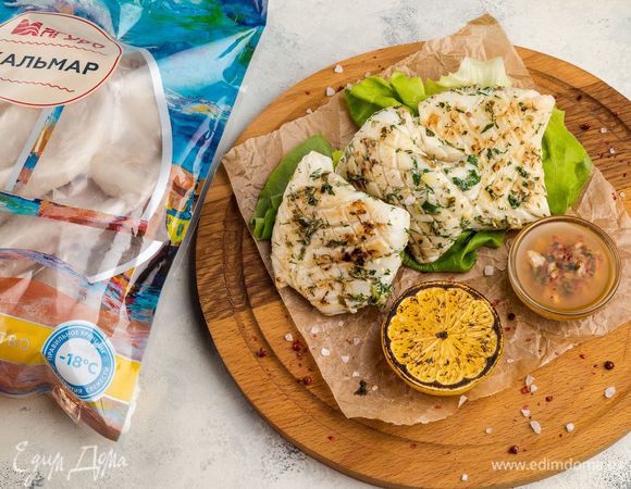 Сбрызните лимонным соком и подавайте с соусом.