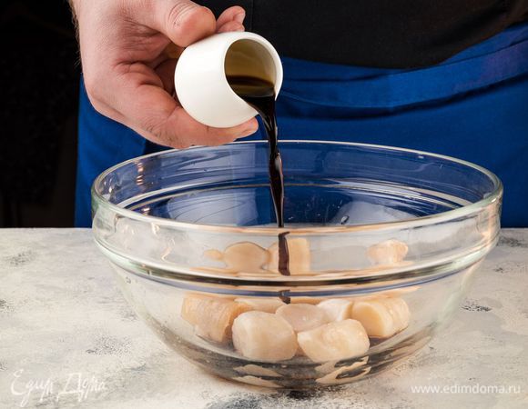 Залейте соевым соусом и дайте пропитаться 5-10 минут.