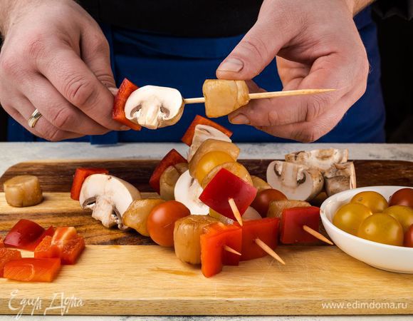 Помидоры черри, перец и грибы промойте. Перец нарежьте на квадраты. Если шампиньоны крупные, нарежьте их на четвертинки. Помидоры оставьте целыми, иначе быстро вытечет сок. На шпажки насадите, чередуя, морские гребешки, перец, грибы и помидоры. По желанию посыпьте овощи и грибы специями.