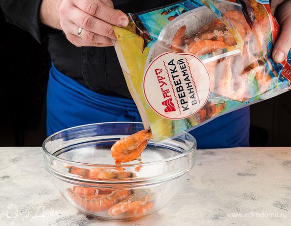 Креветки ваннамей ТМ «Магуро» очистите, промойте и обсушите.
