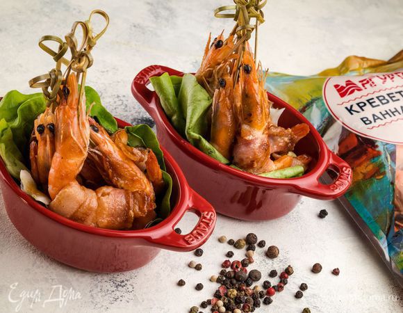 Обжарьте креветки до румяной корочки. Украсьте по желанию зеленым луком.