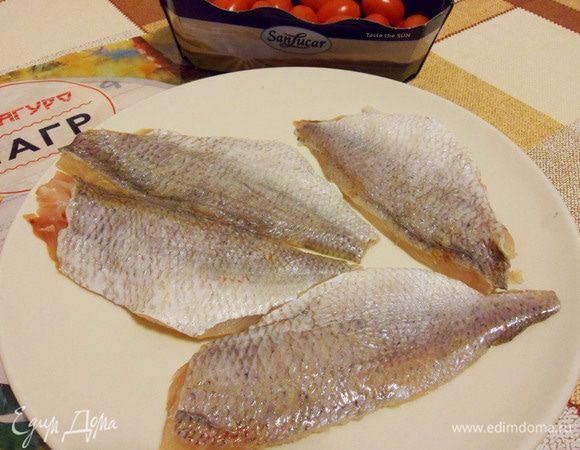Филе пагра готово. Посолить, поперчить.