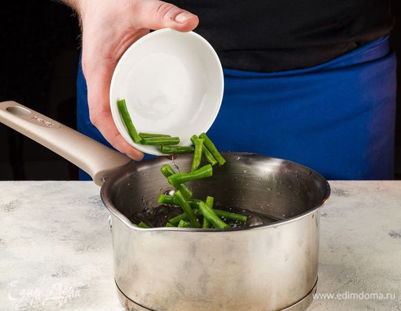 Стручковую фасоль отварите в подсоленной воде в течение 7 минут и откиньте на дуршлаг.
