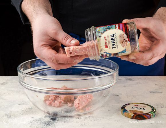 Тунца ТМ «Магуро» разомните вилкой.