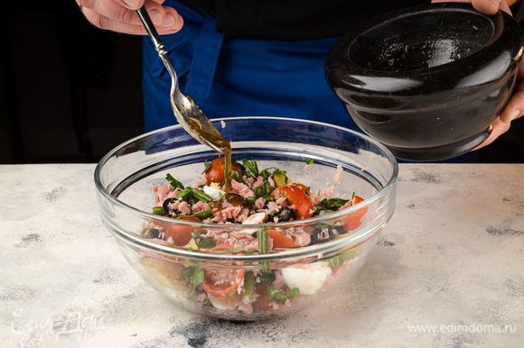 Соедините все ингредиенты салата и полейте ароматной заправкой.