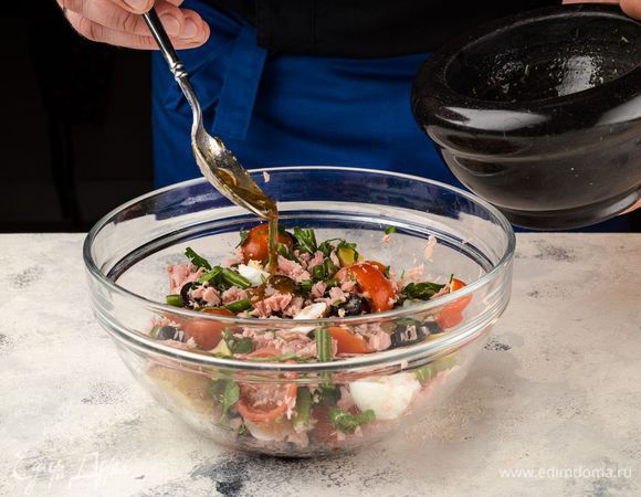 Соедините все ингредиенты салата и полейте ароматной заправкой. 