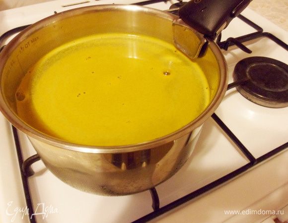 Займемся подготовкой начинки для кулебяки. Промыть рис, залить водой, добавить куркуму, посолить. Варить до готовности риса.