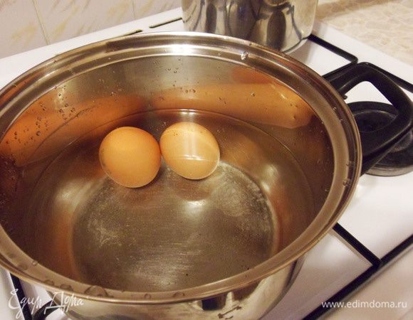 Отварить 2 яйца.