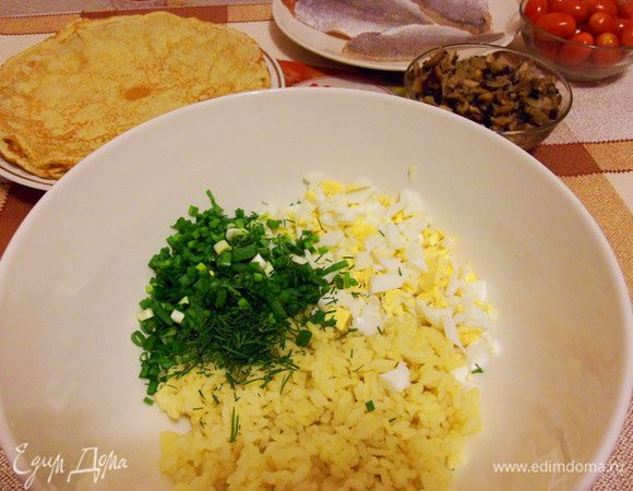 Измельчить зеленый лук, укроп. Мелко нарубить яйца. 