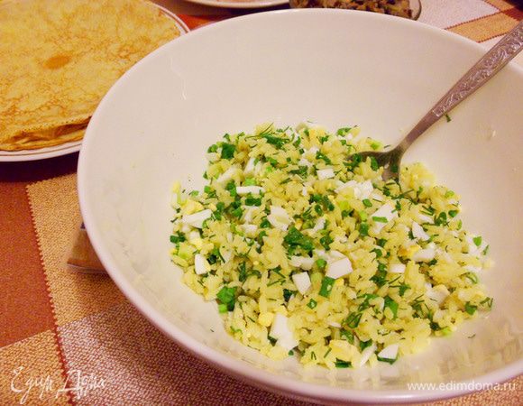 Смешать рис, яйца и зелень. Одна начинка готова.
