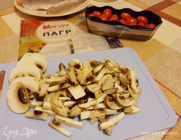 Промыть шампиньоны, нарезать кусочками.