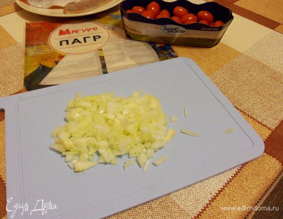 Мелко нарезать лук.