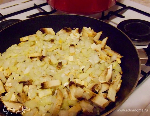 Обжарить грибы с луком.