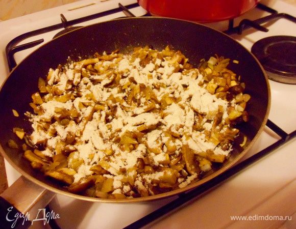 В конце обжарки добавить столовую ложку муки, посолить, размешать, прогреть.