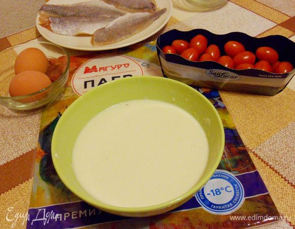 Подготовим блинчики для кулебяки. Смешать одно яйцо со стаканом молока, всыпать 4 столовые ложки муки, добавить сахар, соль, влить растительное масло. Замесить тесто.