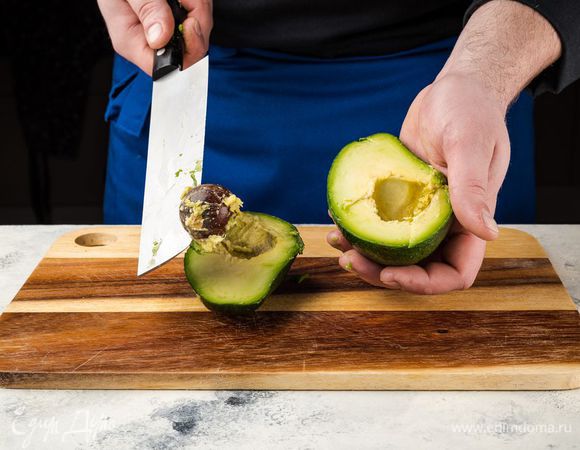 Авокадо разрежьте на две части, извлеките косточку и снимите кожицу. Нарежьте кубиками.