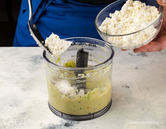 К полученной массе добавьте творог, снова взбейте в блендере до однородной массы. Добавьте специи по вкусу.