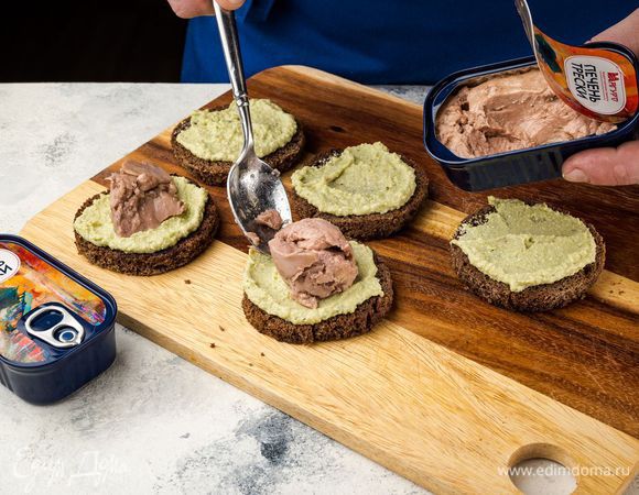 Каждый кусочек хлеба смажьте муссом из авокадо, на него выложите консервированную печень трески ТМ «Магуро».