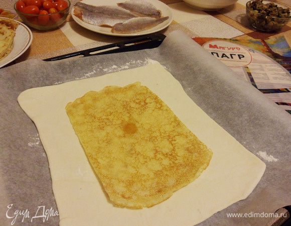 Блины обрезаем с двух сторон, выкладываем на раскатанное бездрожжевое тесто.