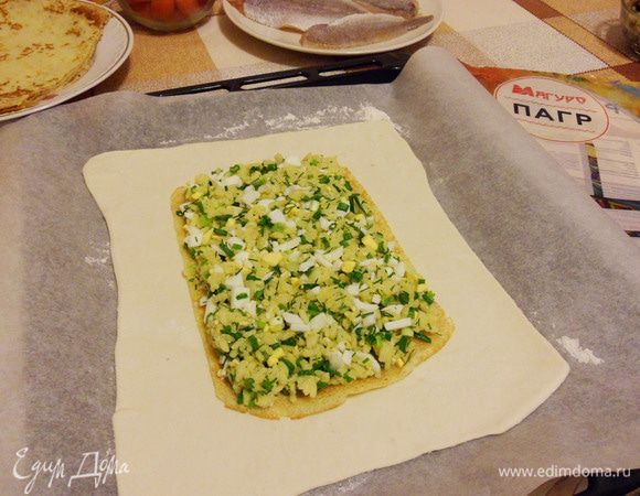 Сверху аккуратно выкладываем начинку из риса, равномерно распределяем по блинчику.