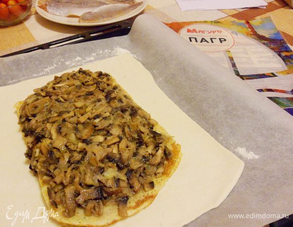 Затем выкладываем начинку из шампиньонов.