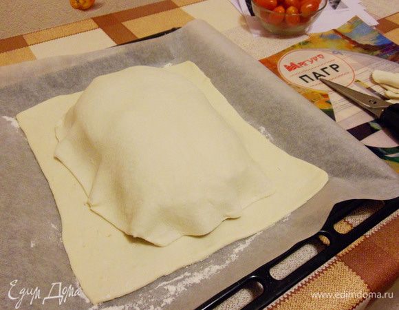 Все это закрываем вторым раскатанным листом слоеного бездрожжевого теста.