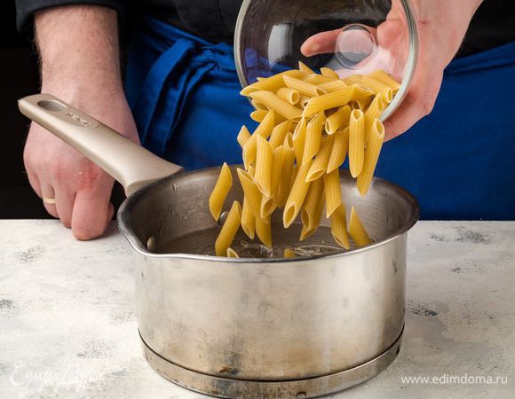 Отварите пасту до готовности.