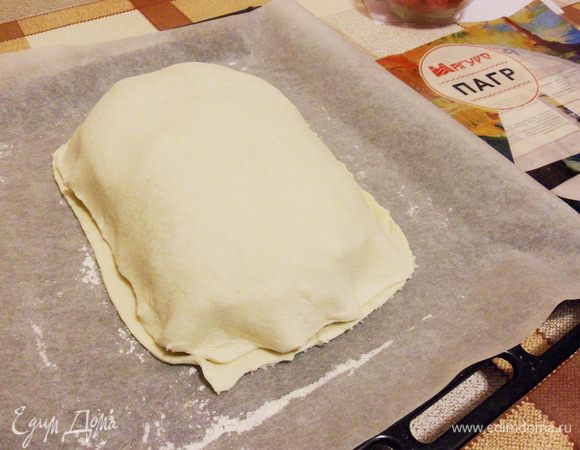 Срезать лишнее тесто.