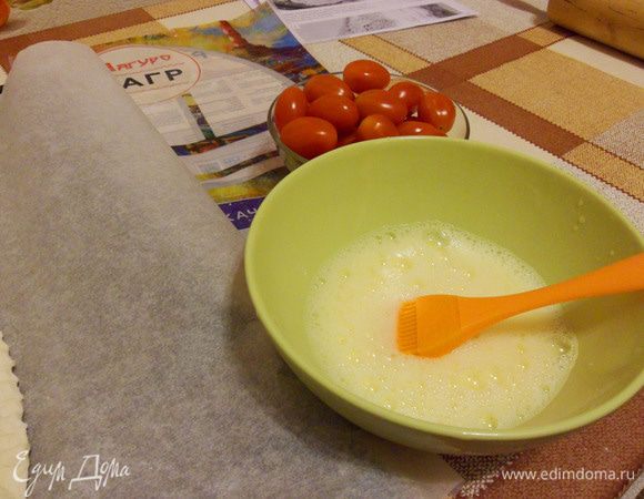 Для смазывания кулебяки приготовить смесь из одного яйца и 30 мл воды.