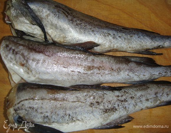 Из рыбы удалить внутренности, почистить и хорошо помыть. Снять шкурку и вынуть кости. 