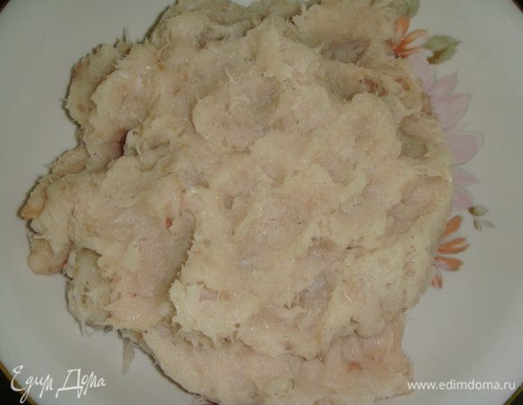Филе минтая пропустить через мясорубку.