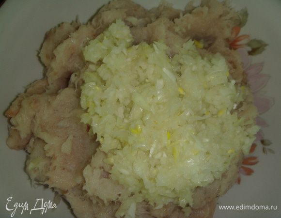 Лук почистить и тоже пропустить через мясорубку.