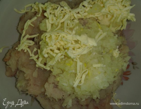 Сливочное масло натереть на терке.